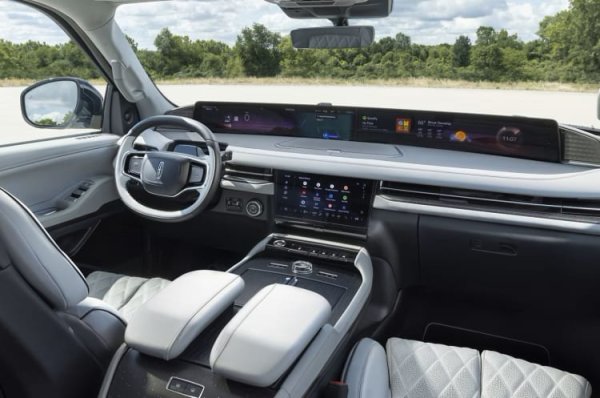 Силно обновеният Navigator е луксозен салон на колела, оборудван с една от най-добрите технологични конфигурации в автомобилната индустрията. Вдъхновен от по-малкия си събрат Nautilus, Navigator се предлага стандартно с 48-инчов екран, доминиращ на табло. 

Извитият дисплей е разположен в горната му част, близо до основата на предното стъкло, и е разделен на секции, включително една за пътника на предната седалка.