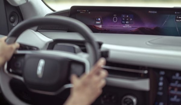 Конфигурацията на системата е несравнима с никоя друга в индустрията. Графиките на информационно-развлекателната система са елегантни и лесни за четене, подобно на други системи, но има нов и уникален режим "Панорама", който позволява приложенията за видео и игри да се плъзгат от двете страни на централния екран, когато автомобилът е паркиран. 

Безжичните Apple CarPlay и Android Auto са стандартни, а системата е способна на безжични актуализации на софтуера благодарение на 5G Wi-Fi hotspot.
