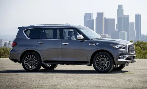 По-рано известен като QX56, SUV-ът QX80 е базиран върху платформа с каросерия върху рама, споделена с пикапа Nissan Titan, за който ще стане въпрос малко по-късно.
Пълноразмерните пикапи обикновено са по-големи от SUV-овете, но Infiniti не продава нито един от тях. Ето защо, въпреки че Titan е по-голям, QX80 е най-дългото возило на Infiniti до момента, точно съответстващо на Honda Ridgeline с 5339 мм дължина.
