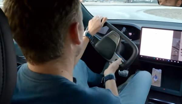 Много шум се вдигна около характерния волан тип "кобилица" (yoke), с който Tesla замени обикновеното кормило в Plaid. Компанията дълго се колеба дали да заложи на необичайния дизайн и в крайна сметка го стори. Но Уийвър е категоричен, че това е идиотско решение. Новият волан е що-годе поносим на магистралата. Но на път със завои, или на заледена настилка, където се налага често коригиране, той е мъчителен и даже опасен. Да не говорим, че при всяко по-агресивно завъртане човек неизбежно задейства някои от бутоните по него - примерно чистачките. 
