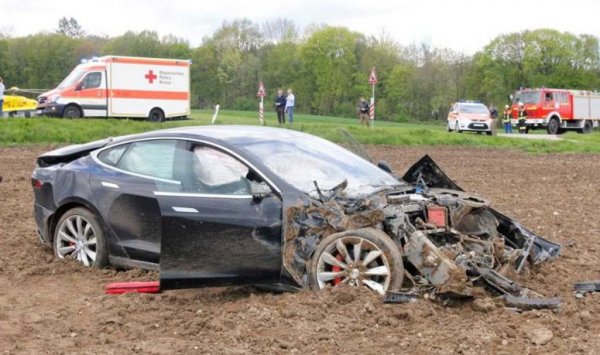 Понеже колата е толкова тиха, човек губи реална представа за скоростта. Да разполагаш с 1020 конски сили в семеен седан е опасно и глупаво, смята Уийвър. Според него цялата кола, от нелепия волан до чудовищната мощност, изглежда сякаш "шефовете на Tesla са мислели само кое ще вдигне най-много шум в Twitter, и са създали автомобила според това". 
