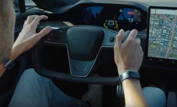 Бутони за мигачите на волана като цяло може да е малко объркващо решение, както показа опитът с някои модели на Ferrari в миналото. Но при Model S Plaid има по-голям проблем: бутончетата и за левия, и за десния мигач са... от лявата страна на волана. И трябва да се задействат с един и същи палец. Според Уийвър това изисква твърде голяма концентрация. 
