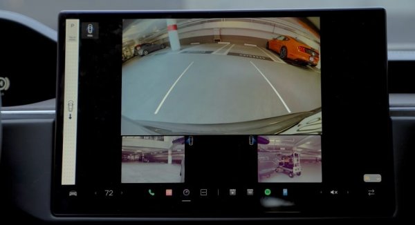 Още едно решение на Tesla, което може да възхити технологичните ентусиасти, но не е нито практично, нито особено бързо. За да превключите от директна на задна предавка, или на паркинг, трябва да плъзнете пръст по края на екрана на мултимедията. Какво обаче се случва, ако екранът забие, както нерядко се случва при Tesla? От компанията са предвиди резервни сензорни бутони за предавките, разположени под екрана. Според упътването те ще се активират, ако по някаква причина екранът не работи. Но в това няма особен смисъл - защо не са активни постоянно, за да осигуряват по-интуитивно и бързо превключване?
Още нещо: от компанията уверяват, че компютърът на автомобила е способен сам да се ориентира каква предавка се очаква от него и да я предложи. Но в теста Уийвър паркира срещу стената и после компютърът включва "директна". 
