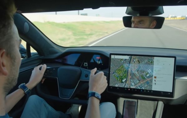 От Tesla твърдят, че аеродинамичните изменения по Plaid позволяват колата да остане стабилна и при максималните 200 мили в час (321 км/ч). Само че, както подчертава Уийвър, моделът все още не е способен на тази скорост - инженерите работят върху ефективността на охлаждането, преди да я позволят. Междувеременно максималната скорост е ограничена на 265 км/ч - впечатляващо за електромобил, но нищо особено в сравнение с много от конвенционалните конкуренти. 
