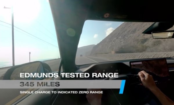 Открай време Tesla печели точки най-вече с обхвата на своите електромобили. За Model S Plaid пробегът с едно зареждане по стандартите на ЕРА е 348 мили (560 км). В тестовете в реални условия на Edmunds колата успява да измине 345 мили, преди компютърът да изпише 0 мили на таблото - а дори и след това автомобилът има малък резерв. 
Добре стоят нещата и с разхода: 32.1 киловатчаса за 100 мили (19.95 кВтч за 100 км). Това е малко по-добре от Porsche Taycan 4S (32.3 кВтч/100 мили), макар германската кола да е с много по-малка мощност и с един мотор по-малко.
