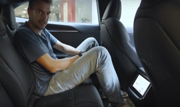 Алистър Уийвър не крие, че е фен на Tesla и дори си е купил Model 3 за личен автомобил. "Обичам Model 3, защото това е наистина новаторска кола, достъпна за много хора. Plaid, от друга страна, е само упражнение по маркетинг, замислено да вдигне шум около една поостаряла кола, и да почеше егото на мултимилионерите", казва журналистът. Според него този автомобил е наистина добър само за едно нещо: драг рейсинг. За всичко друго това е просто колосално прахосване на пари. 
