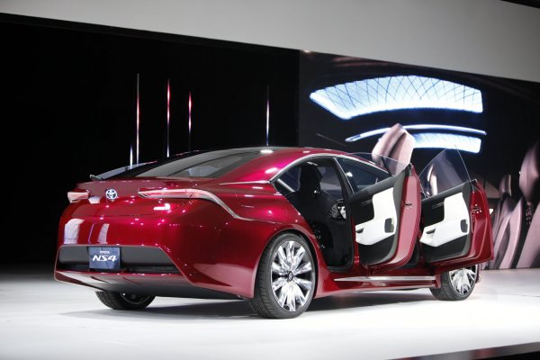 Детройт 2012 - Toyota NS4 Plug-in Hybrid Concept