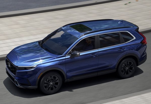 Причини за избора: най-надеждният семеен SUV.

Новото поколение CR-V е един от най-добрите хибриди на годината. Системата e:HEV показва реална консумация от 5.5-6.4 литра, а Honda традиционно е на върха в рейтингите за издръжливост.

