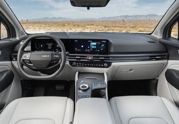 Плюсове: модерен дизайн, умерен разход на гориво.

Минуси: Цената е близка до тази на Hyunda Тuson, което изяжда от продажбите и на двата модела.
