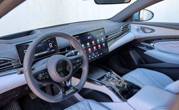 Плюсове: пробег, батерия Blade от най-висок клас, по-ниска цена от конкурентите.

Минуси: все още слаба мрежа от дилъри в ЕС, което може да забави обслужване или ремонт.
