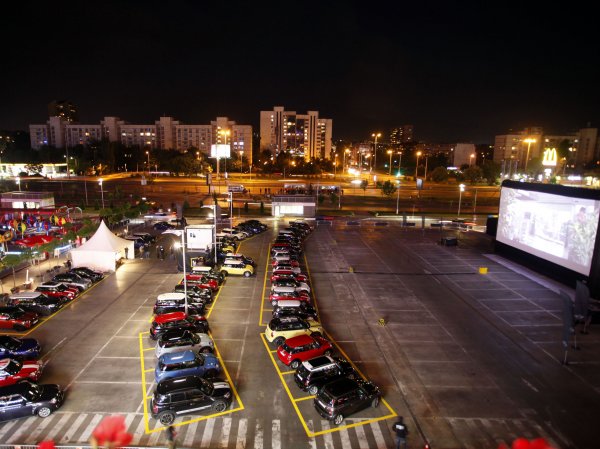 Първото в света автокино само с MINI автомобили