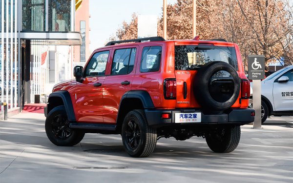 За да успеят да позиционират Wey по-високо, от GWM залагат на по-стилен дизайн и на екстериора, и на интериора, като наблягат на по-качествени материали, високо качество на асемблирането и внедряването на по-нови и актуални технологии.

Но въпреки че доскоро марката залагаше на градски и "паркетни" кросоувъри, то сега е на път да пусне собствен корав всъдеход. Заради по-квадратития си дизайн, моделът е наричан "китайския G-Class" макар че прилича по скоро на "напомпано" Suzuki Jimny, без да се прекалява с копирането на чертите от немския и японския модел.