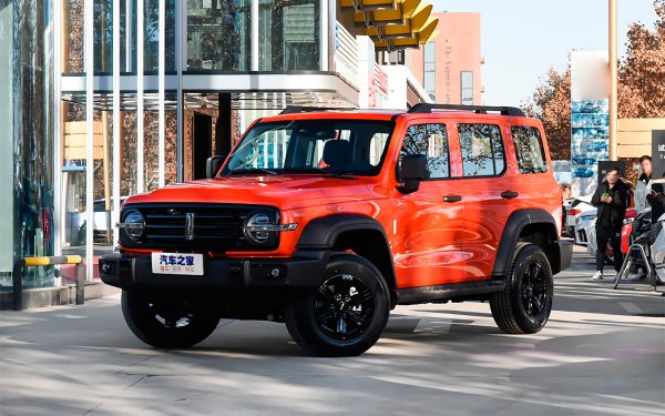 Wey е една от дъщерните марки на компанията Great Wall, с която производителя лансира по-премиум кросоувъри. В родния Китай, това се счита за най-луксозното подразделение на гиганта и е позиционирано над Haval. Ще ви припомним, че предлаганите и у нас модели с марката Haval, също дъщерна марка на китайците, от своя страна са с това име, за да се дистанцират от по-утилитарните пикапи и всъдеходи на рама, които се предлагат с името Great Wall.