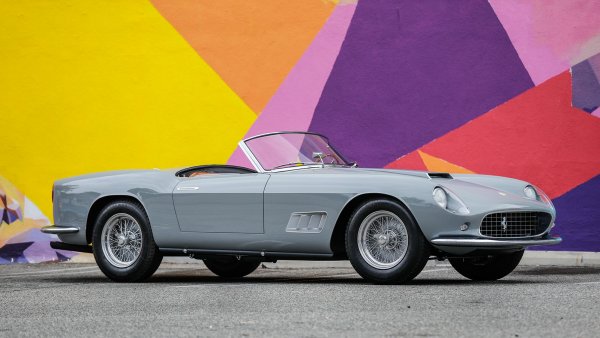 Продаден за - $ 9,91 млн.
Къде и кога: от Gooding & Company в Пебъл Бийч през август

Най-скъпото Ferrari, сменило собственика си на търг през 2019 г., и не е трудно да разберем защо. Всяко California Spider ще накара тълпата на всеки аукцион да бърбори неспирно, но защитените фарове на това LWB Spider го правят едно от най-желаните. Като нов този автомобил е участвал в състезания, а след пълното му възстановяване състоянието му е перфектно.