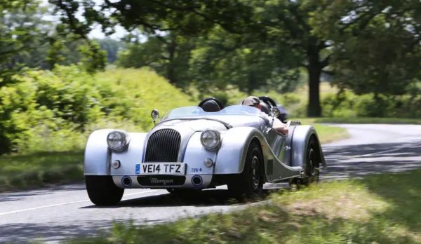 Това е доста специфична за Porsche препратка, но исторически се отнася до роудстър без покрив, готов да се състезава по крайбрежието през първата половин на XX век. Концепцията се използва при автомобили с малък обем и при концептуални коли, при които предното стъкло не е задължително.

Най-известните такива модели днес са 911 Speedster , Morgan Plus 8 (на снимката) и Aston Martin V12 Speedster.
