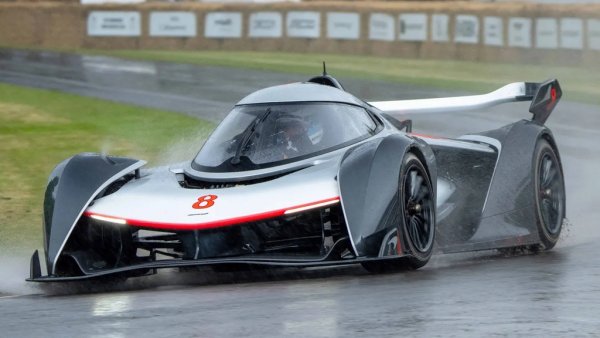 Екологичните стандарти почти заличиха V10 от картата, особено в Европа. Но все още има и изключения. McLaren заложи на 10-цилиндров агрегат от Judd за своя 
Solus GT, с 829 коня мощност. Версия на този мотор с атмосферно пълнене ще бъде използвана и за участието на марката в шампионата WEC през 2027.
