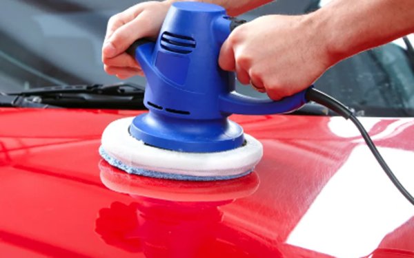 Експертите също силно съветват да не се полира каросерията в очакване на студено време. Не всяка паста е в състояние да издържи на резки температурни промени и често просто стои неравномерно върху покритието и бързо губи защитните си свойства. Вярно е, че автомобилната химия се е развила, за да съответства на общия технологичен напредък, така че ако все пак сте се решили на тази процедура, преди да купите полирпаста, прочетете инструкциите за употребата ѝ.