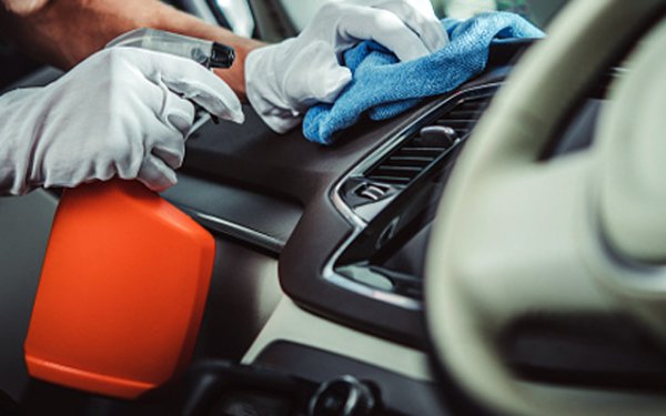 Подобно на двигателният отсек и салонът ще изсъхне много по-трудно през есента, отколкото през горещите месеци на лятото. А когато остане влага в купето, се появява неприятна миризма. Освен това неизсъхналите дунапренени вътрешности на седалките правят така, че впоследствие избиват петна върху изпраната тапицерия.