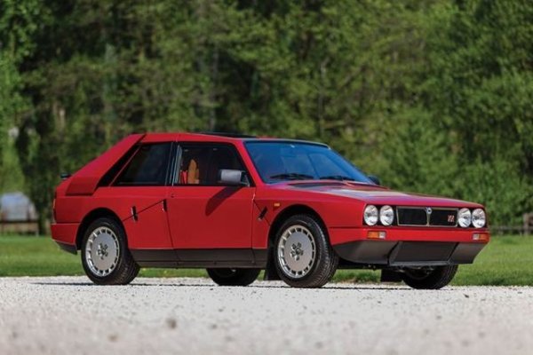 Lancia е първата марка, която предлага &bdquo;туин-чардж&rdquo; в своите автомобили. Това става първо на състезателните машини за WRC, които заменят модела 037.  Новият агрегат е разработен на базата на двигателя на 037, но трябва да се знае, че тази Delta няма нищо общо с онази Delta, която се продава на простосмъртните.
Все пак, заради хомологацията, нужна за участие на даден автомобил във WRC, на Lancia са налага да продава Delta S4 на пазара във вид, близък до този на състезателната кола. Произведени са 200 бройки, разграбени за нула време. Мощността им е 250 к.с., като са простроени върху стоманена тръбна рама, част от каросерията е от стъклопласт и имат система за задвижване на четирите колела с три диференциала.
