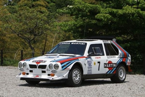 Малките обеми на производство моментално превръщат Delta S4 в магнит за колекционерите, още повече, че този автомобил струва два пъти повече от Delta HF Turbo, който е топ-модификацията в гамата на модела към този момент.
В същото време състезателната версия развива 480 к.с., но според някои експерти, мощността е над 500 к.с. През същата година, в която италианците пускат Delta S4 в WRC, те тестват версия с максимално налягане на компресора от 5 бара. Този двигател с обем 1,8 литра успява да &bdquo;извади&rdquo; 1000 к.с., но не участва в състезания. Версията с 480 к.с. печели 5 от 12 ралита, като записва общо 15 подиума. Участието във WRC обаче приключва след трагедията на рали &bdquo;Корсика&rdquo; през 1986 г., котато загиват пилотът Хенри Тойвонен и навигаторът му Серджо Кресто.
