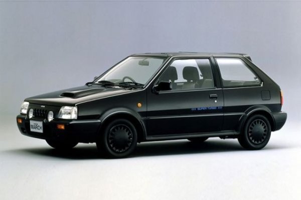 Nissan има много нестандартни автомобили в историята си, като някои от тях &ndash; като Juke, постигат големи успехи на пазара. В края на 80-не години компанията разработи кола с турбина и компресор, който е на основата на модела Micra (известен на някои пазари под името March).
Машината разполага с 930-кубиков двигател с мощност 110 к.с., което по сегашните стандарти е на нивото на съвременната Micra, но в края на 80-те години на миналия век подобни показатели при толкова малък автомобил са нещо невероятно.
