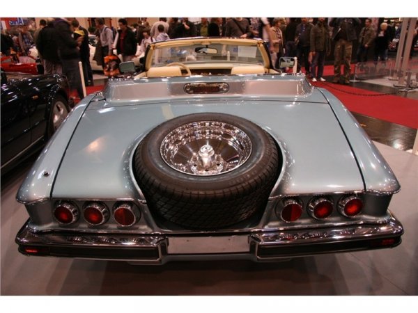 Класическият автомобил бе представен на автомобилното изложение в град Есен.