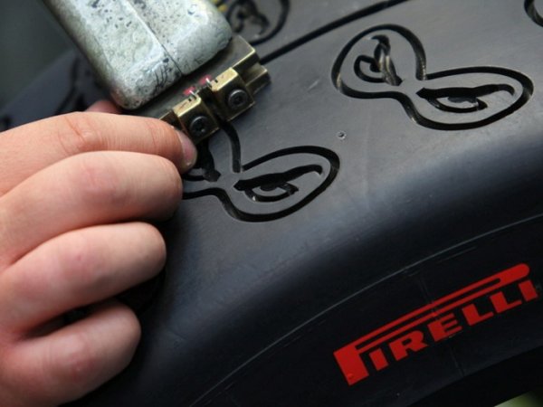 Гумите на мъника са ръчно гравирани PIRELLI, а спирачната система е доставена от BREMBO. 