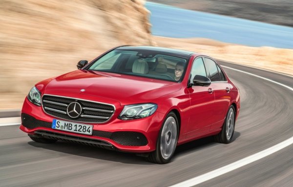 E-Class е синоним на надежден седан за дълги разстояния от десетилетия, а употребяваното поколение W213 до голяма степен оправдава тази репутация. Изработката е образцова, корозия практически липсва, а интериорът съчетава издръжливостта на материалите с вечна елегантност. 

Седалките и ергономията са в отделен клас, независимо от ръста на водача. Въпреки това, има едно изключение, което създава драскотина в тази перфектна картина &ndash; това е четирицилиндров дизелов двигател с обозначение OM 654.