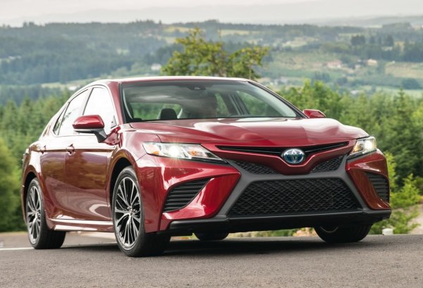 Camry е автомобил, който почти никой не купуваше като нов в Европа. Най-често този модел беше избиран от компании и от държавни власти. Това е седан, фокусиран не върху спортното управление, а върху комфорта - меко окачване, просторни седалки и задвижване, което гарантира нисък разход на гориво от една страна и достатъчна динамика от друга.
