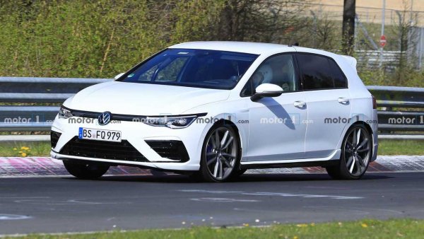 Коронавирусът провали дебюта на GTI, остава да се види какво ще направи VW с представянето на Golf R. Развитието на горещия хечбек е на финала, за което свидетелстват моделите почти без камуфлаж, движещи се по "Нюрбургринг" миналия месец. Компанията посочи, че новият Golf R ще бъде "истинска машина за шофиране&ldquo;, която има "много малки подобрения&ldquo; в сравнение с предшественика си. Очаквайте задвижването на всички колела да остане, както и подобрена версия на 2,0-литровия двигател от GTI.