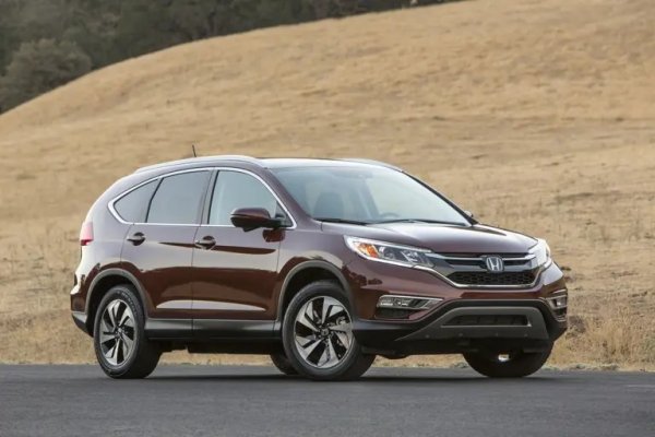 Honda CR-V (моделна година 2016) съчетава практичност, ефективност и надеждност. 2,4-литровият двигател, съчетан с CVT, осигурява солидна мощност и разход от 9,5 л/100 км. Модернизацията от 2015 подобри защитата при сблъсък, управлението и стила. Докато по-високите версии включват усъвършенствани функции за безопасност, те са ограничени най-вече до топ-версията Touring. 

Като цяло, CR-V предлага и просторно товарно пространство, което го прави добър избор за семейства или за тези, които се нуждаят от допълнително място за оборудване.