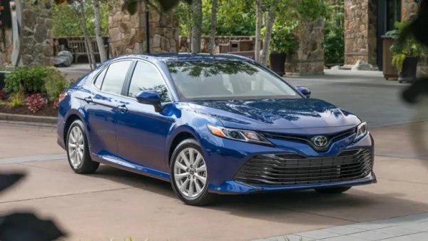 Предлагайки впечатляващ разход от 4,5 л/100 км в ниво на оборудване LE, версията на  Toyota Camry Hybrid от 2019 е отлична опция за покупка. Този автомобил се отличава с гладко возене, просторен интериор и стандартни усъвършенствани функции за безопасност като предупреждение за челен сблъсък и адаптивен круиз контрол.

По-късните модели включват Apple CarPlay за допълнително удобство. Батерийният пакет на Camry Hybrid също се оказа издръжлив, като много собственици съобщават за минимално влошаване дори след значителен пробег.