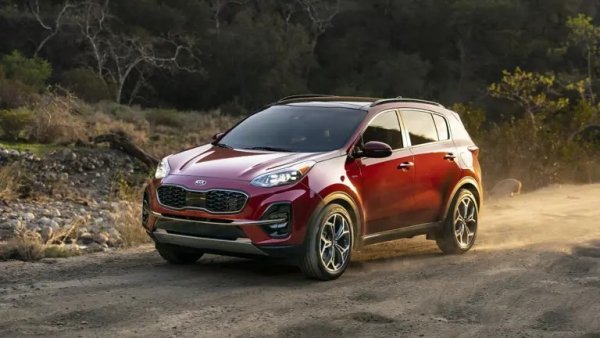 Изискан и спортен компактен SUV, Kia Sportage от 2021 предлага удобни седалки и стабилно управление. Актуализациите през 2020 добавиха по-голям екран на информационно-развлекателната система и функции за безопасност като автоматично аварийно спиране и помощ за поддържане на лентата. 

Икономията на гориво на базовия модел е средна, но остава страхотна стойност. Силното му гаранционно покритие също го прави добър избор за купувачи, търсещи допълнително спокойствие.