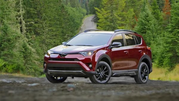 Toyota представи хибридната версия на RAV4 през 2016 г., носейки подобрена производителност и ефективност. С освежен интериор, по-плавно возене и добавени технологии за безопасност, моделът от 2018  е изключителен избор за тези, които търсят икономичен SUV с легендарната надеждност на Toyota. Собствениците често хвалят RAV4 Hybrid за ниските разходи за поддръжка и високата стойност при препродажба.
