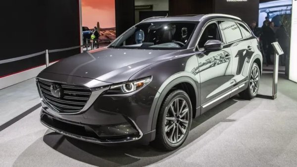 Mazda CX-9 от 2020 предлага по-завладяващо шофиране от повечето семейни SUV, с остро управление и двигател с турбокомпресор. Въпреки че дава приоритет на производителността пред максималното товарно пространство, той предлага добре обзаведен интериор. 

Обновяването през 2020 добавя отделни кресла на втория ред и подобрена технология за безопасност. CX-9 е фаворит сред шофьорите, които искат подходящо за семейството превозно средство, без да жертват удоволствието от шофирането.