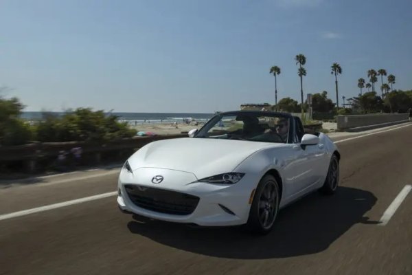 За тези, които обичат да шофират, Mazda MX-5 Miata (моделта година 2019) е мечта. Този лек роудстър осигурява прецизно управление, добро ускорение (увеличено до 181 к.с. през 2019) и нисък разход на гориво. Опростеният ръчен мек покрив и привлекателното управление го правят един от най-добрите налични спортни автомобили на достъпна цена. 

Репутацията на Miata за надеждност, съчетана с ниски експлоатационни разходи, го прави предпочитан сред хората, търсещи забавно и безпроблемно шофиране.
