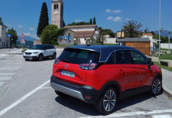 Най-безумната тенденция е така наречената SUV-мания. Има хора, които се нуждаят от високопроходими автомобили. Но огромната част от купувачите на SUV дори не търсят непременно 4х4. Трябва им само едно: високата позиция на седене, и да гледат на другите шофьори отвисоко. 
В същото време SUV-моделите са по-скъпи от конвенционалните си аналози, без да предлагат нещо повече. А височината, теглото и аеродинамиката им водят до по-голям разход и повече вредни емисии. 
