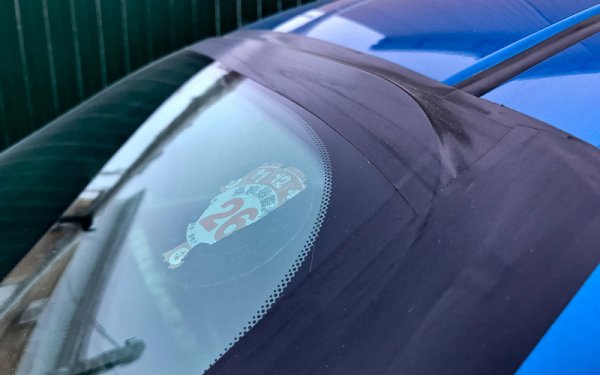 Температури от порядъка на -50 градуса по Целзий се случват всяка зима в тези части на Сибир, и на местните хора им се е наложило да измислят какво ли не, за да поддържат автомобилите си работещи. 
Тук хората по улиците се обличат по принципа на зелката - колкото повече пластове дрехи, толкова по-добре. Нещо подобно се прави и с автомобила. 
Задължителна практика преди сибирската зима е да се залепи второ предно стъкло върху първото. За целта се използва просто по-качествен двустранен скоч, но се иска и майсторлък. Майсторите взимат за услугата по 1500 рубли - около 30 лева. Второто стъкло помага салонът да съхрани топлината, и предпазва основното стъкло, което иначе би се напукало от голямата амплитуда между външната и вътрешната температура.
