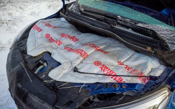 На всяка цена двигателят се изолира допълнително със специално одеало от негорима тъкан (производството им е цяла могъща индустрия в северните части на Русия). Без него моторът трудно ще достигне работна температура при минус 40.
