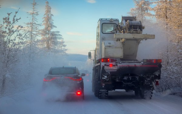 Слънцето се показва само за по пет часа по това време на годината, но от пътя трудно се вижда. При такива студове газовете от ауспусите не се разпръскват, а се стелят ниско над пътя и влошават чувствително видимостта. Фаровете за мъгла са задължителни дори в слънчево време. 
