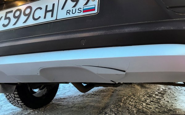 Колите в района са предимно внесени от Япония Toyota с десен волан, има и доста УАЗ (в тукашните условия, с ниска влажност на въздуха и без обработка на пътищата със сол, даже тези храмове на корозията всъщност не ръждясват).
Всички пластмасови компоненти по автомобила са се вдървили от студа и е достатъчен съвсем лек удар - с буца сняг в този случай - за да се счупят. 
