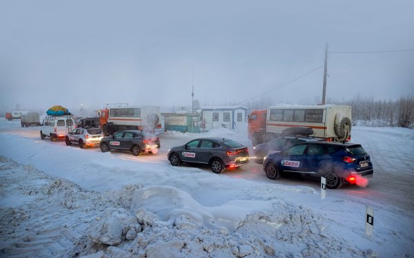 Бензиностанциите са рядкост - понякога на по 500 км една от друга - затова се зарежда при всеки удобен случай, независимо дали резервоарът ти е празен или три четвърти пълен. Повечето станции са на никому неизвестни фирми, но фалшиво или кръстено с вода гориво тук няма да намерите - предлагането му в такива условия е близко до опит за убийство. Литър бензин А92 струва 65 рубли - около лев и трийсет. На много от бензиностанциите не работят помпите и се налага да се налива с ръчната помпа - не е проблем, ако зареждате 50 литра в автомобил, но ако карате камион с 500-литров резервоар?
