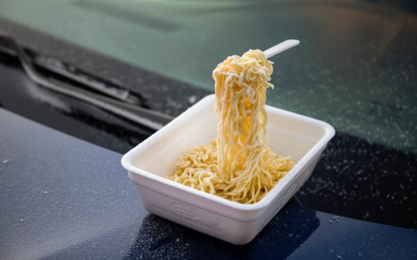 Излагането на студа е опасно - човек може да премръзне съвсем неусетно. Притоплените на примуса китайски спагети се превръщат в скулптура за двайсетина секунди. 
