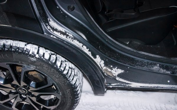 При -54 градуса и автомобилите се държат различно. Окачването на практика не работи - маслото в амортисьорите се е сгъстило прекалено много. Педалът на спирачката е необикновено твърд, а самото спиране е далеч по-трудно. Вратите започват да потракват, защото гумените им уплътнители са се втвърдили. 
