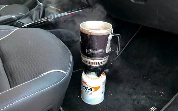 Газовият котлон е задължително оборудване, ако искате да пиете топли напитки. Крайпътни кафенета в Сибир няма. 
Добре е да имате също бензинова горелка, фенер, кибрит, две туби с гориво. Ако закъсате, бъдете сигурни, че първият преминаващ ще спре и ще ви помогне. За да издържат тук, хората трябва да се подкрепят. 
