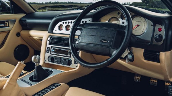 Няколко десетилетия &ndash; от 80-те години на 20 век, до началото на 21-и, повечето автомобили имаха екрани, впечатляващи колкото ръчен електронен часовник.

Класическото DIN радио можеше да ви информира за това, на каква честота сте в момента, през същия дисплей с едва 7 дигитални сегмента като на повечето микровълнови печки. Разбира се, на по-късен етап се появиха малко по големи дисплеи, които, например, можеха да мигат в унисон с басовете на дадена песен. И това за дълго време бе напълно достатъчно за водачите. И не ги разсейваше излишно&hellip;