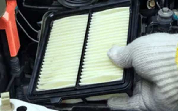 Прекъсвания в работата на силовия агрегат възникват и при повреда на всмукателната система. При влажно време, особено след преминаване през локви, въздушният филтър абсорбира влагата. В студа той замръзва и пропускателната му способност рязко пада. По този начин се нарушава процеса на образуване на сместа и на таблото светва Check Engine. За да се отървете от този проблем трябва да изсушите резервната част или да я смените с нова.