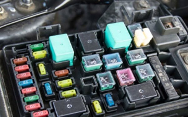 Следващият проблем е ниското налягане в горивната система. Поради това дюзите не могат да осигурят редовно подаване на гориво към горивните камери. Обикновено майсторите в сервиза ви казват, че проблемът е в горивната помпа, защото нейната смяна ще излезе много скъпо. Опитните шофьори обаче първо проверяват електрическата верига. По-точно сменят евтиния бушон. След това можете да чуете как горивната помпа започва да бръмчи и проблемът е отстранен.