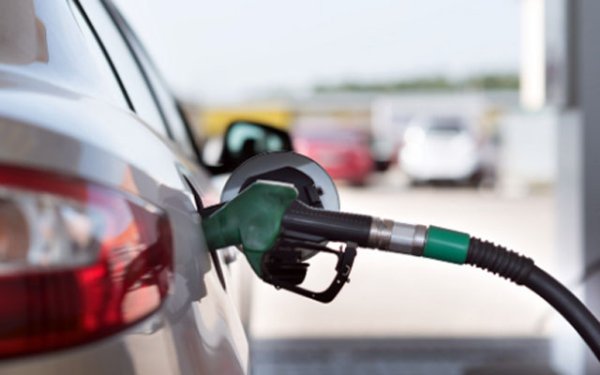 Втората причина е зареждането с некачествен бензин. Такова гориво допринася за бързото появяване на сажди върху свещите. Резултатът - батерията завърта стартера, а двигателят мълчи. "Лечението" е просто - смяна или почистване на свещите. При повечето бюджетни автомобили това е много лесно да се направи. Също така препоръчваме да добавите някаква добавка към некачественото гориво, която ще премахне примесите водещи до неприятния нагар.