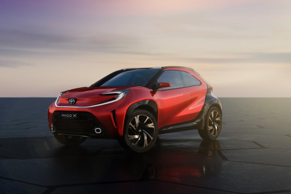 Цени от 18 700 евро

Toyota Aygo X е градска кола с фънки стил, вдъхновен от SUV. Срещу няма и 1500 евро отгоре получавате автоматична скоростна кутия. Той е съчетан с 1,0-литров, трицилиндров бензинов двигател, който произвежда 71 к.с.  

Въпреки че този двигател може да звучи доста странно в началото, Aygo X тежи само около 1000 кг, така че се справя отлично и с тези коне. Кормилното управление е леко, което го прави лесно за използване в града, но същевременно не е нервно при по-високи скорости.  Ако шофирате икономично, Toyota твърди, че автоматичният Aygo X може да достигне разход от 4,1 км/..
